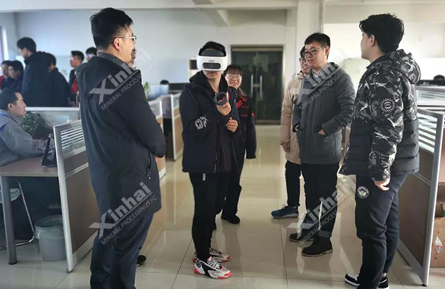 中國礦業(yè)大學(xué)學(xué)生正在通過VR體驗(yàn)3D設(shè)計(jì)展示